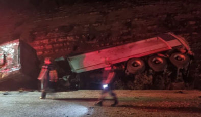 Devrilen kamyon karı kocayı ayırdı: 1 ölü, 1 yaralı