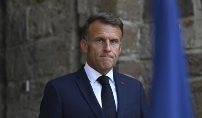 Fransa'da sokaklar karıştı: Macron karşıtlarından protesto