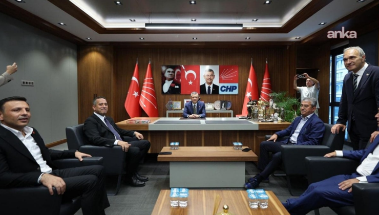 CHP Genel Başkanı Özgür Özel İstanbul'daki çalışma ofisinde