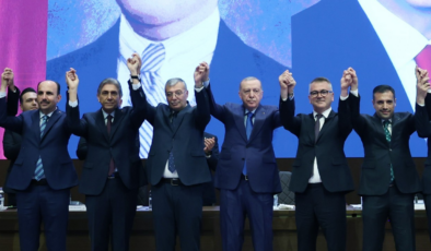 Cumhurbaşkanı Erdoğan rozetlerini taktı: 2 belediye başkanı daha AK Parti’ye geçti