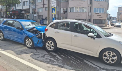 Boşanma aşamasındaki eşinin otomobiline çarptı