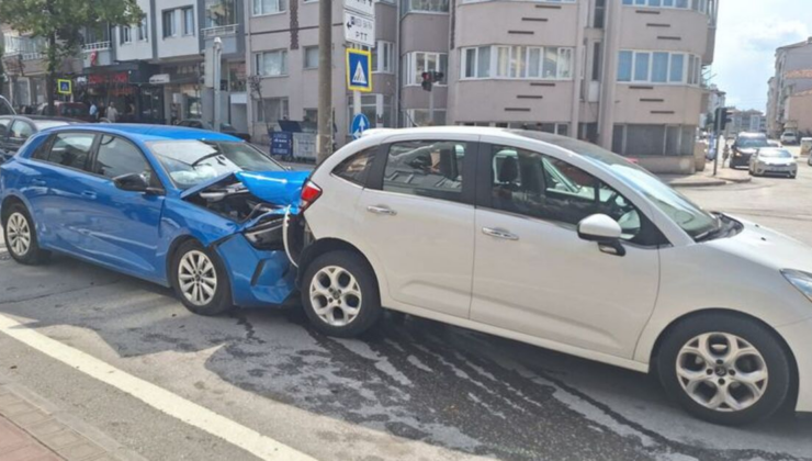 Boşanma aşamasındaki eşinin otomobiline çarptı