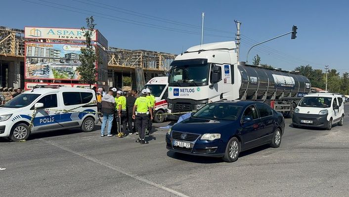 Engelli kızını karşıya geçirirken TIR çarptı!