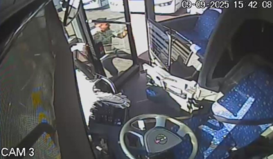 El freni çekilmeyen otobüs, başka otobüse çarptı