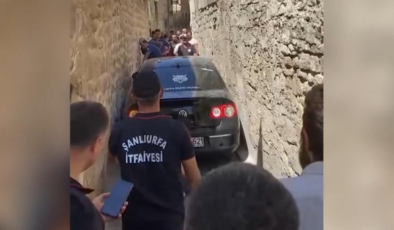 Navigasyona güvenen sürücü, dar sokakta sıkıştı