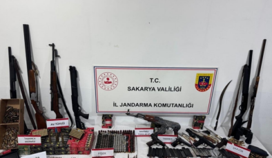 Sakarya’da cephanelik gibi ev: Uzun namlulu silahlar, binlerce mermi ve altın ele geçti