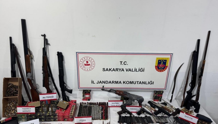 Sakarya’da cephanelik gibi ev: Uzun namlulu silahlar, binlerce mermi ve altın ele geçti