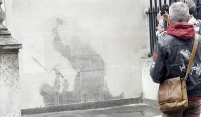 Banksy’nin Londra' Kraliyet Adalet Sarayı’ndaki eseri 'silindi': Sosyal medya yeni halini konuşuyor