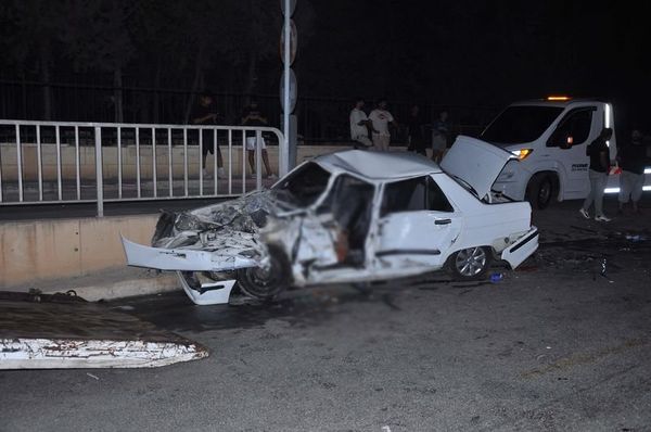 Tarsus'ta 3 otomobil çarpıştı: 1 ölü, 8 yaralı