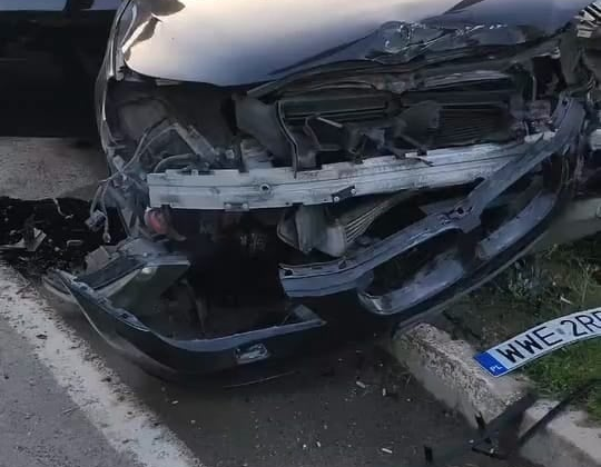 Bursa İnegöl’de otomobil yön levhasına çarptı: Sürücü ağır yaralı