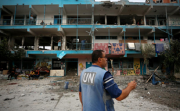 Katil İsrail, Gazze'de UNRWA'ya ait 3 okulu bombalayarak binlerce kişiyi yerinden etti