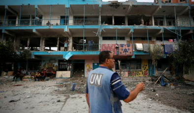 Katil İsrail, Gazze'de UNRWA'ya ait 3 okulu bombalayarak binlerce kişiyi yerinden etti