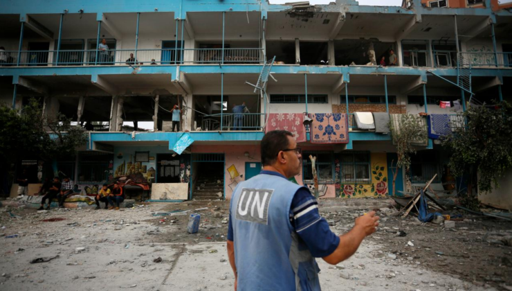 Katil İsrail, Gazze'de UNRWA'ya ait 3 okulu bombalayarak binlerce kişiyi yerinden etti
