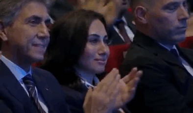 CHP'nin ikinci Özlem'i de AKP'ye geçti! Özlem Vural Gürzel'e rozetini Erdoğan taktı