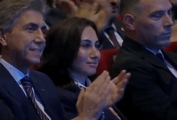 CHP'nin ikinci Özlem'i de AKP'ye geçti! Özlem Vural Gürzel'e rozetini Erdoğan taktı