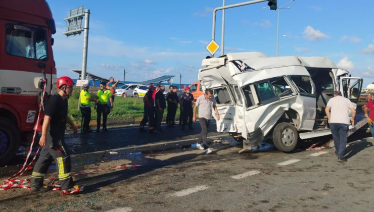 Trabzon'da minibüs tıra arkadan çarptı: 15 yaralı