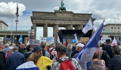Berlin'de binlerce kişi, Gazze'deki savaşa karşı barış çağrısında bulundu