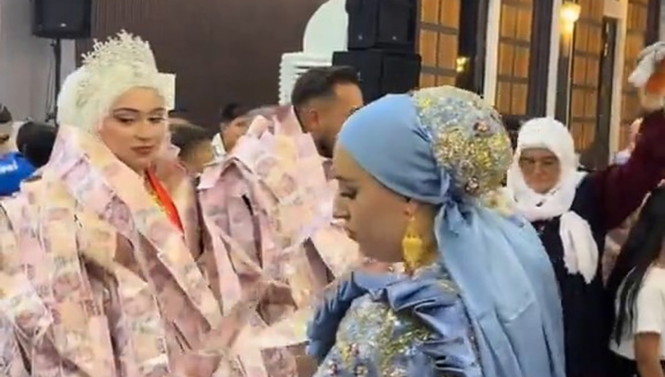 Gelin ve damat takıların arasında kayboldu