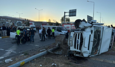 Sivas'ta otomobille çarpışan minibüsteki 15 tarım işçisi yaralandı