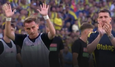 Kerem ve Mert Hakan tribüne birlikte gitti