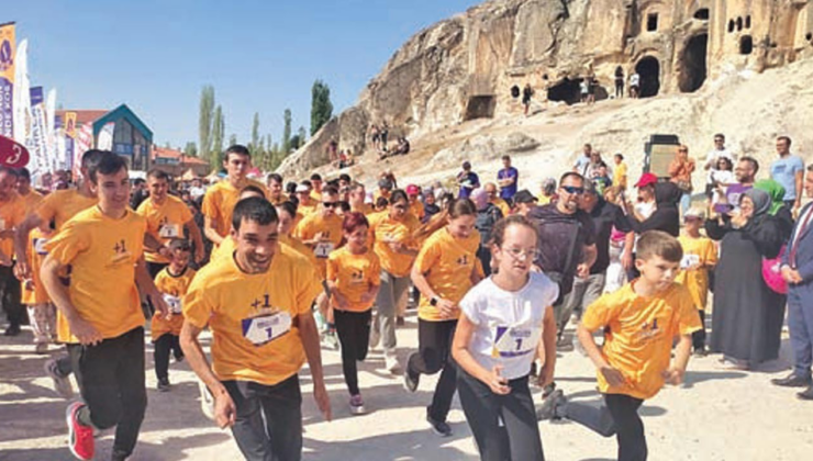 Afyonkarahisar Frig Ultra Maratonu'nda özel sporcular +1 farkla koştu