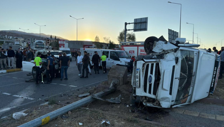 Sivas'ta otomobil ile minibüs çarpıştı: 18'i tarım işçisi 20 kişi yaralandı