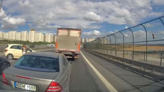 Kediyi kurtarmak isterken araç çarptı