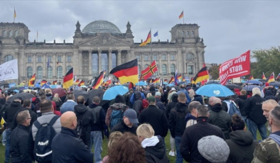 Aşırı sağcı AfD, oylarını 3'e katladı