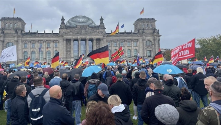 Aşırı sağcı AfD, oylarını 3'e katladı