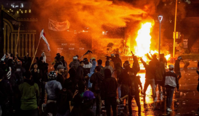Halk ayaklanınca milletvekili ödeneklerini iptal ettiler