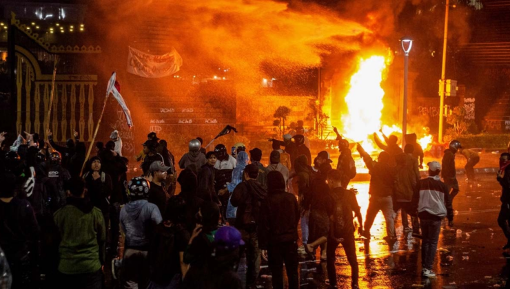 Halk ayaklanınca milletvekili ödeneklerini iptal ettiler