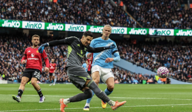 Manchester derbisinde farklı galibiyet! Altay Bayındır ilk 11'de başladı