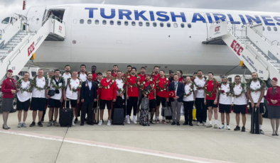Avrupa ikincisi 12 Dev Adam yurda döndü!