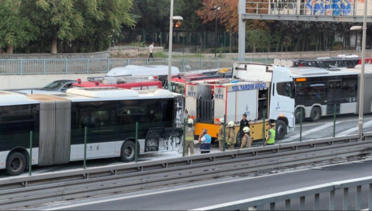 İstanbul'da metrobüs yangını: Trafik yoğunluğu oluştu