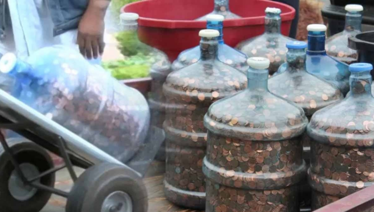 45 yıl boyunca tam 15 damacana dolacak bozuk para biriktirdi, evde yer kalmayınca soluğu bankada aldı! İşte topladığı miktar
