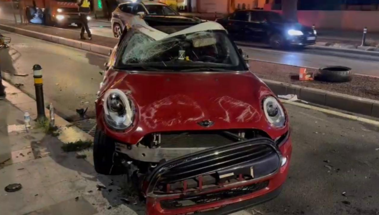 Kadıköyde ağaca çarpan otomobil takla attı: 2 yaralı