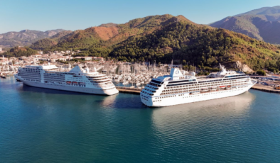 Marmaris’e iki kruvaziyerle 1200’ü aşkın turist geldi