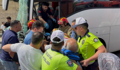 TEM Otoyolu Esenyurt mevkiinde korkutan kaza: Yolcu otobüsü ile kamyon çarpıştı