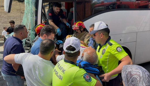 TEM Otoyolu Esenyurt mevkiinde korkutan kaza: Yolcu otobüsü ile kamyon çarpıştı