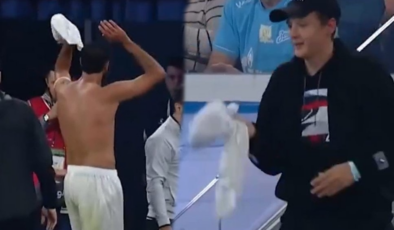 Kırmızı kart görünce formasını tribüne attı! VAR kararı sonrası ilginç anlar yaşandı