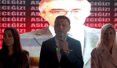 Bayrampaşalılar, tutuklanan Belediye Başkanı Hasan Mutlu'ya destek için belediye önünde toplandı