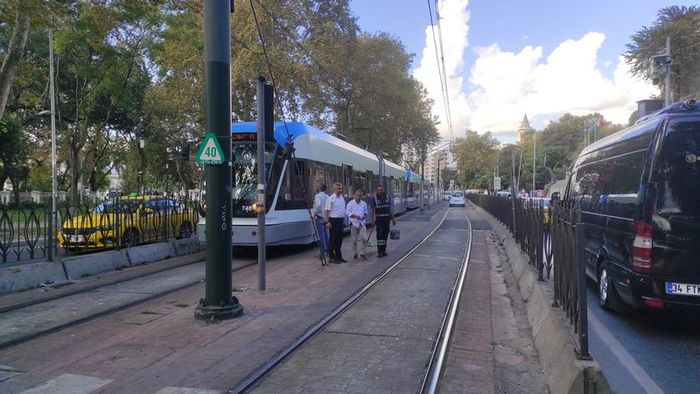 İstanbul'da yaya tramvayın altında kaldı