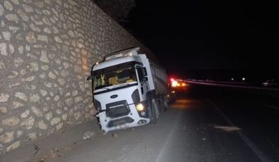Otomobil ile tanker çarpıştı: 1 ölü, 2 yaralı
