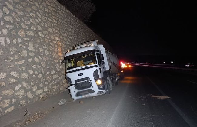 Otomobil ile tanker çarpıştı: 1 ölü, 2 yaralı