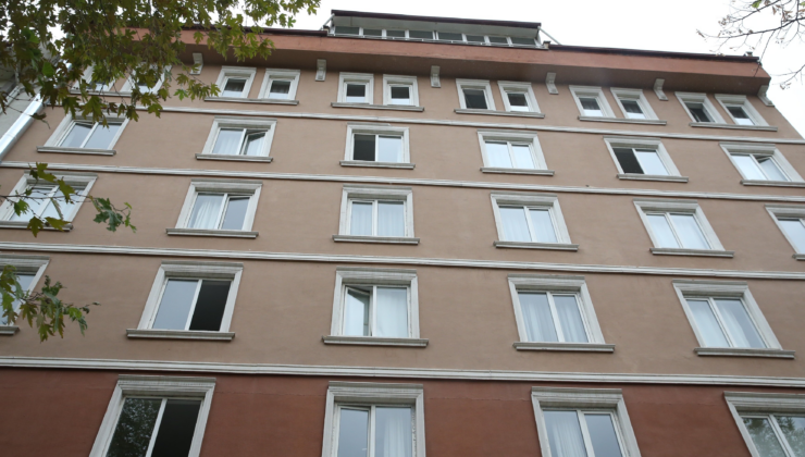 Otel penceresinden düşen kadın hayatını kaybetti
