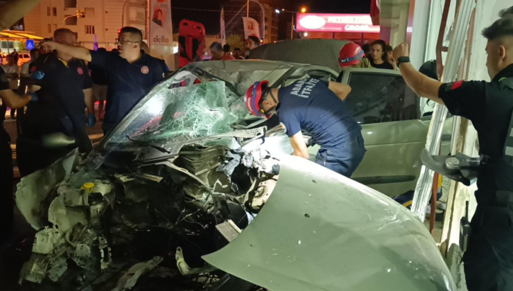Adana'da kontrolden çıkan otomobil mobilya mağazasına girdi: 1 yaralı