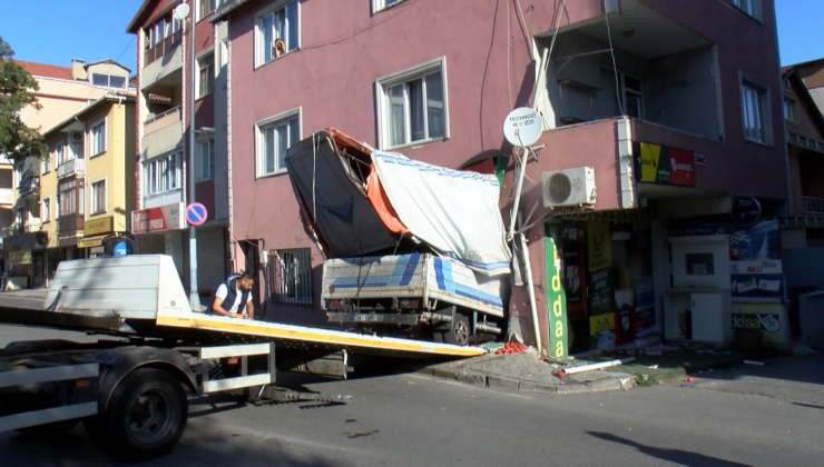 Üsküdar’da freni tutmayan kamyonet iş yerine girdi