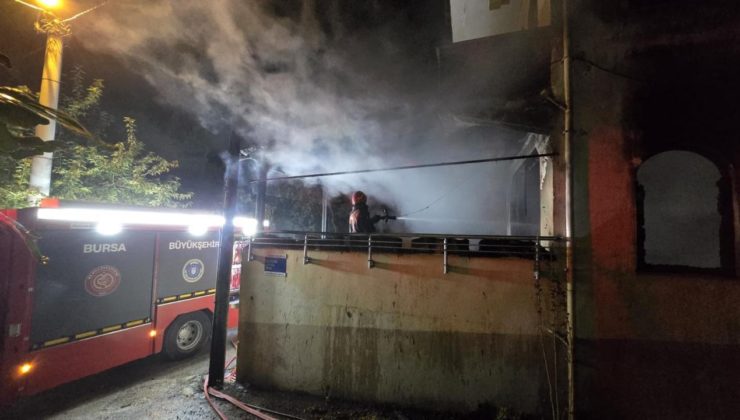 Bursa'da 3 katlı binada çıkan yangın söndürüldü