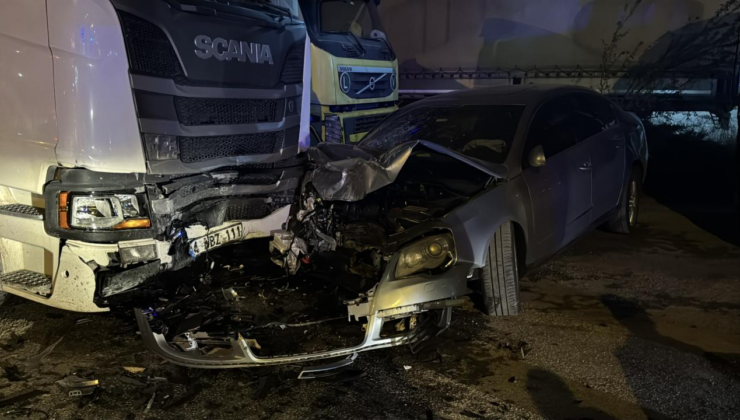 Bolu'da park halindeki araçlara çarpan otomobildeki 4 kişi ağır yaralandı