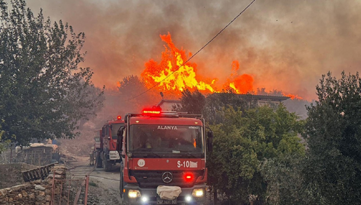 Alanya’da orman yangınlarını kontrol altına alma çalışmaları sürüyor